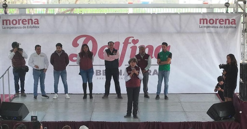 La precandidata de Morena a la gubernatura del Estado de México, Delfina Gómez Álvarez, durante un evento de campaña.