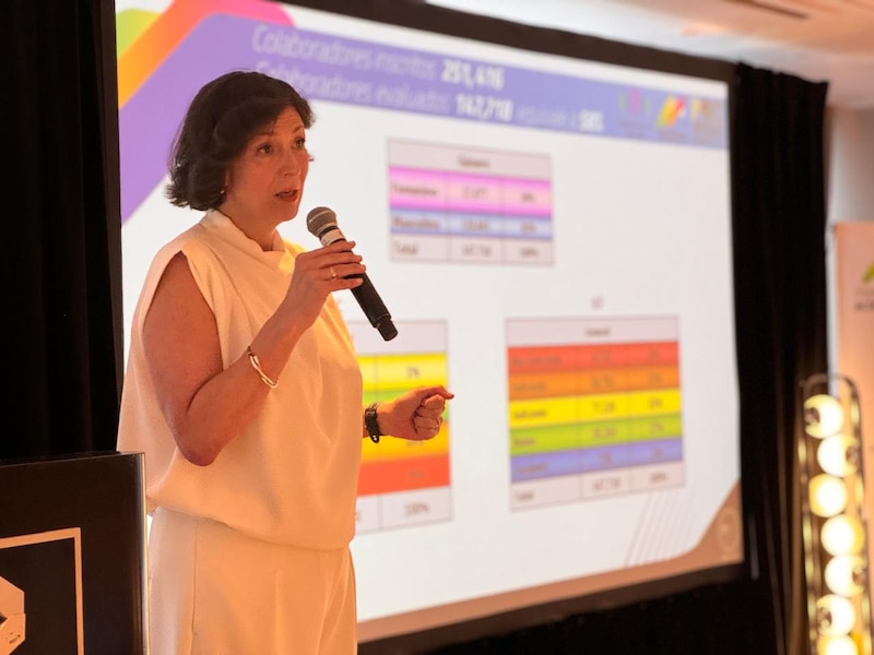 Mujer dando una presentación en una conferencia