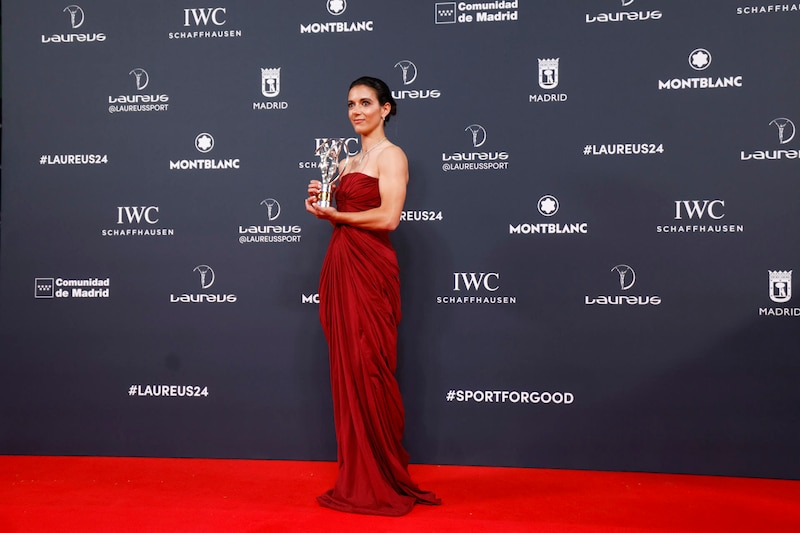 La atleta española Ona Carbonell, campeona del mundo de natación sincronizada, posa con su premio Laureus.