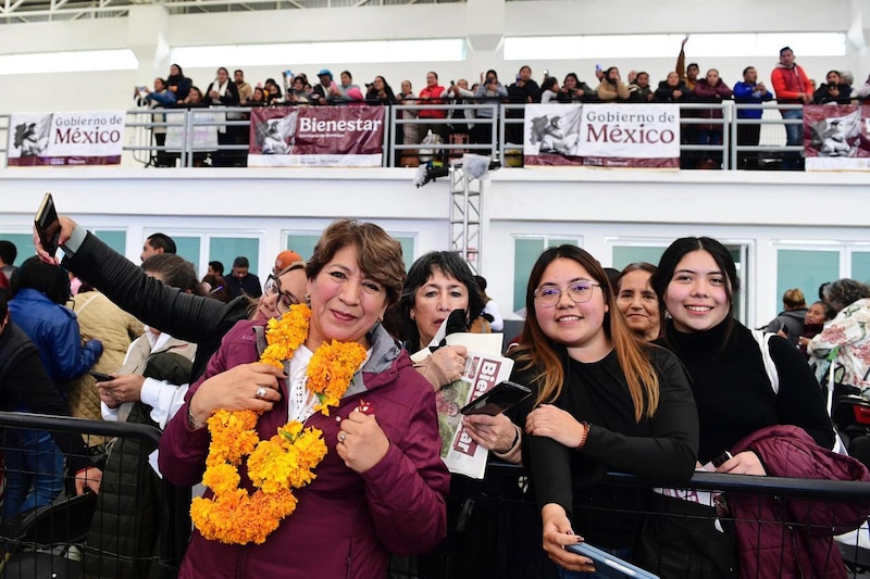 La presidenta Claudia Sheinbaum y la gobernadora Delfina Gómez entregan tarjetas del programa Mujeres Bienestar a beneficiarias en Tejupilco, Estado de México.