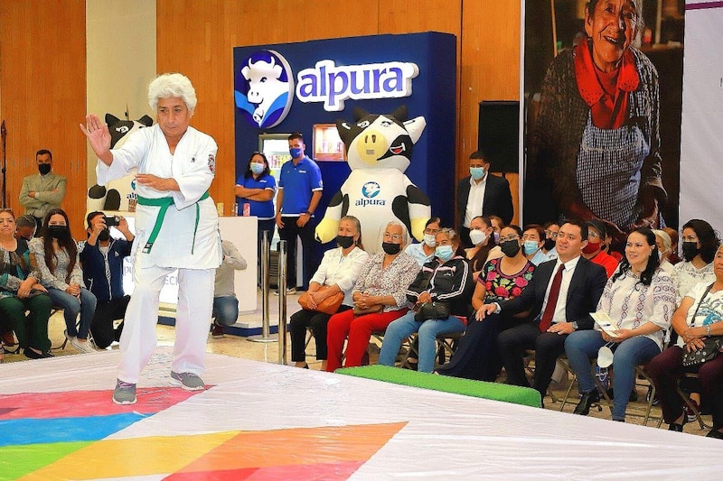 El maestro de karate demuestra sus habilidades en el centro comercial.