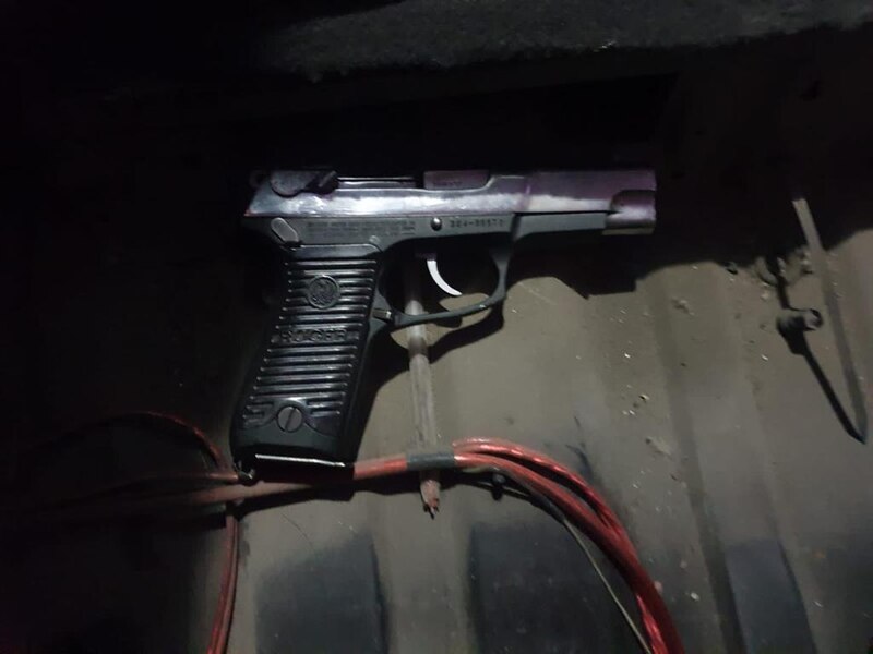 Pistola encontrada en el maletero de un coche