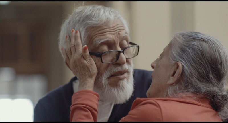 Pareja de ancianos abrazándose