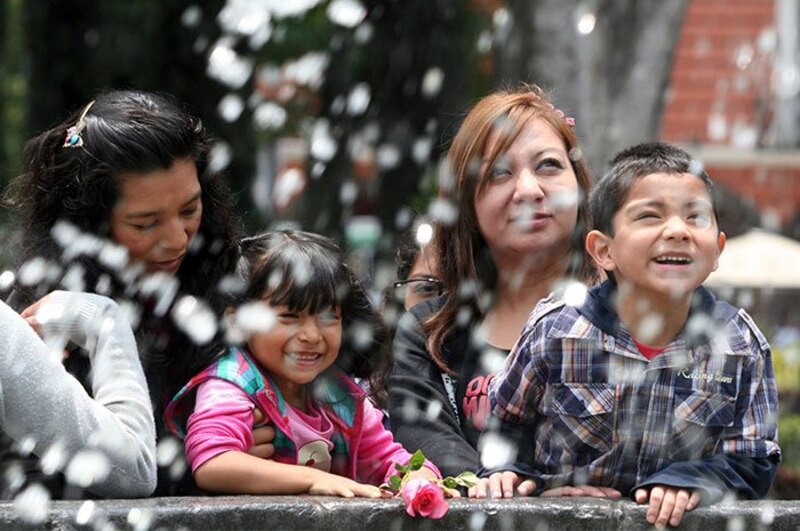 Familia disfrutando de un día en la ciudad
