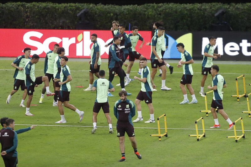 Jugadores del Club León entrenando en el Estadio Nou Camp