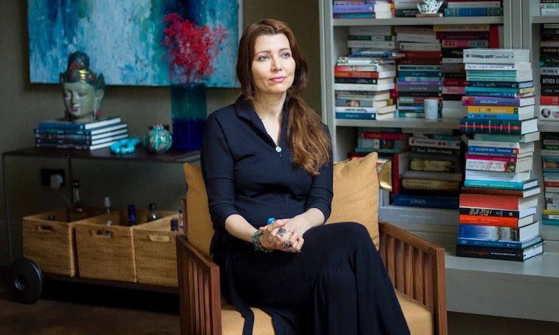 La escritora Elif Shafak desde su estudio