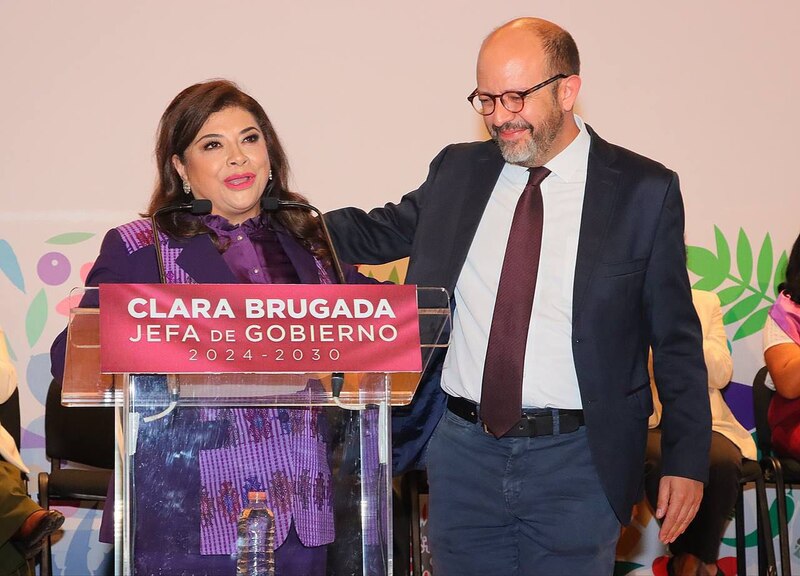 La Jefa de Gobierno, Claudia Sheinbaum, y el Presidente de la Mesa Directiva del Congreso de la Ciudad de México, Héctor Díaz Polanco, durante la entrega de la Medalla al Mérito en Ciencias y Artes 2022