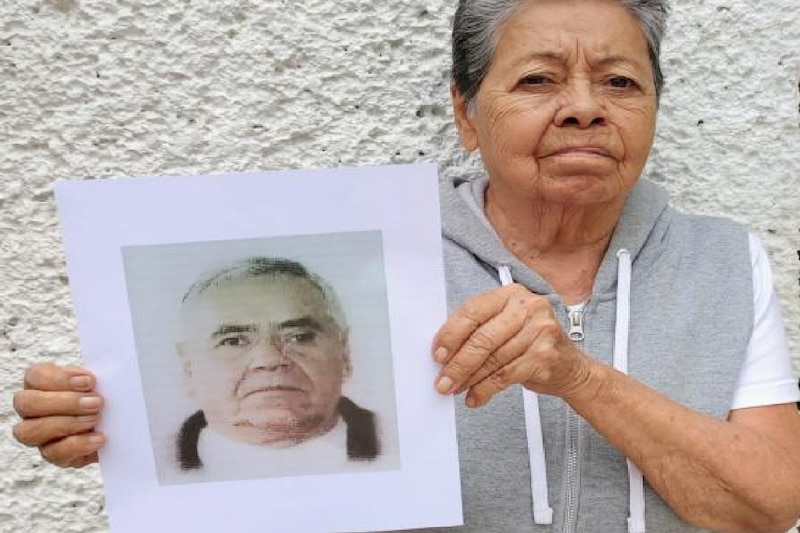 Abuelita muestra foto de su hijo desaparecido