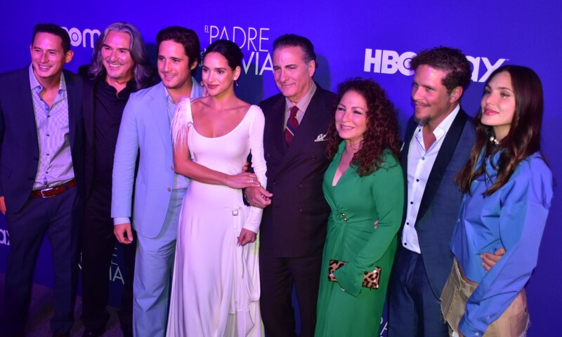 Elenco de la serie "El Padre de la Novia" en la alfombra roja