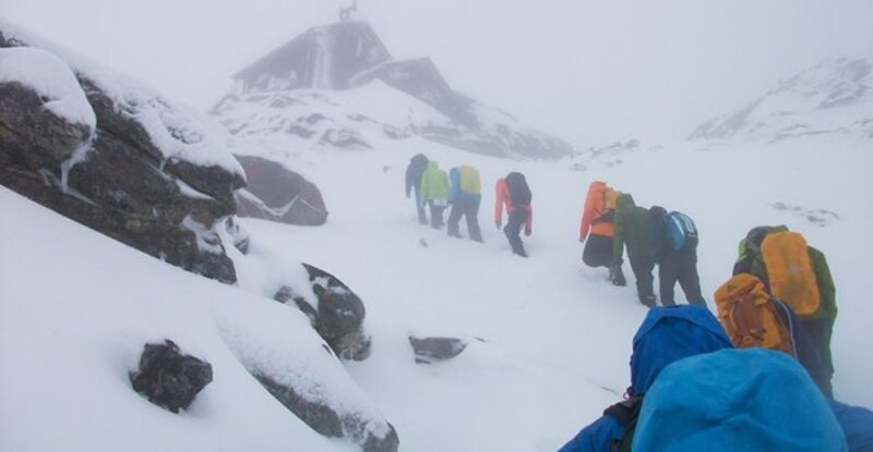 Escaladores en la nieve