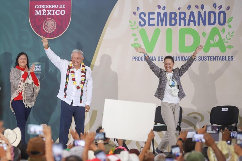 AMLO y su esposa Beatriz Gutiérrez Müller en un evento público.