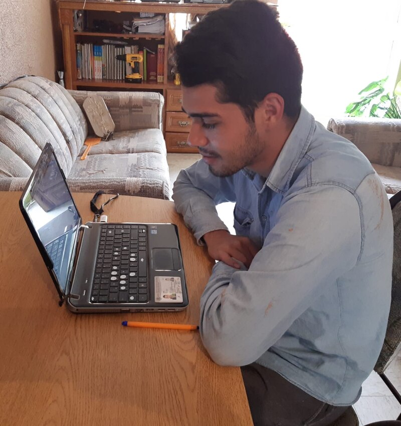 Estudiante universitario trabajando en su laptop