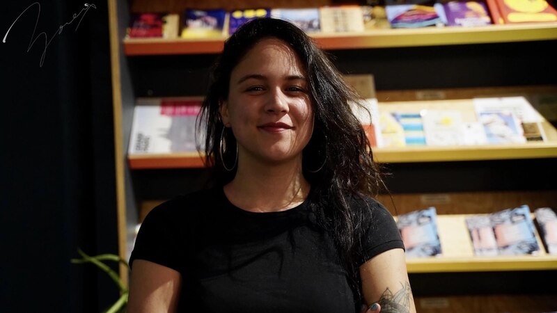 Retrato de una mujer joven en una biblioteca