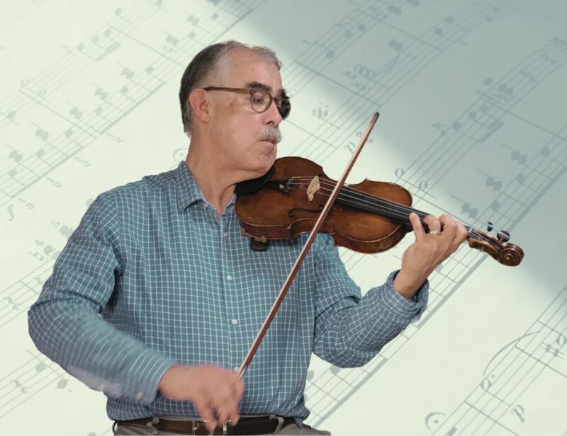 Un violinista tocando el violín