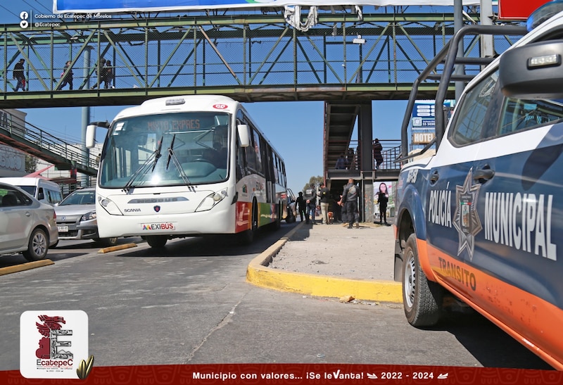 Title: Autobús y patrulla en Ecatepec