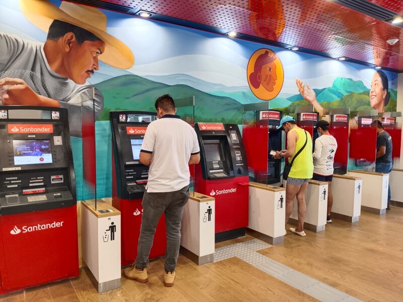 Personas usando cajeros automáticos