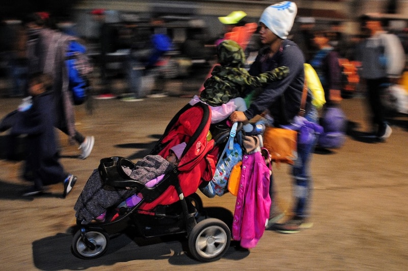 Madre migrante con sus hijos