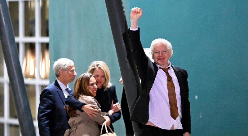 Julian Assange celebra su liberación