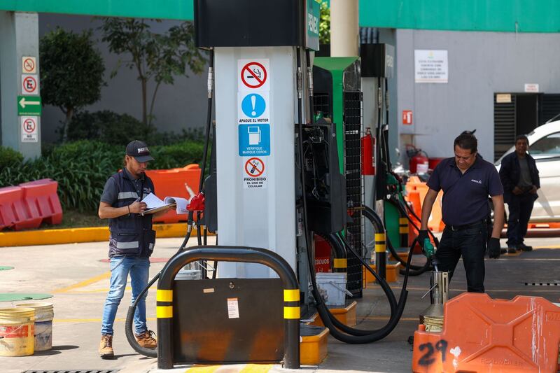 Verificadores revisan que las máquinas expendedoras de gasolina den litros de litros en la gasolinera ubicada en Insurgentes y Reforma.