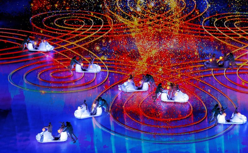 La imagen muestra un grupo de personas patinando sobre hielo en una pista de hielo.