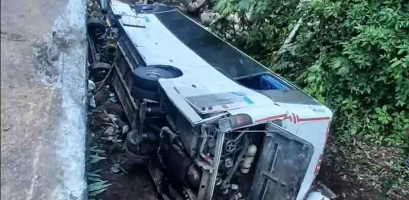 Accidente de autobús en la carretera