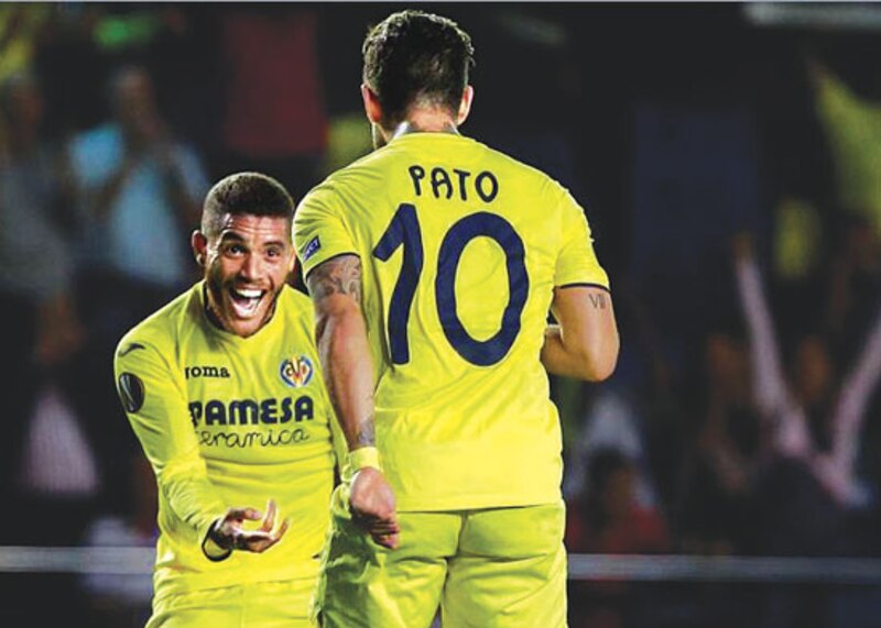 Jugadores de fútbol celebrando un gol
