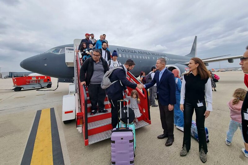 El presidente Andrés Manuel López Obrador recibe a los repatriados mexicanos en el Aeropuerto Internacional de la Ciudad de México