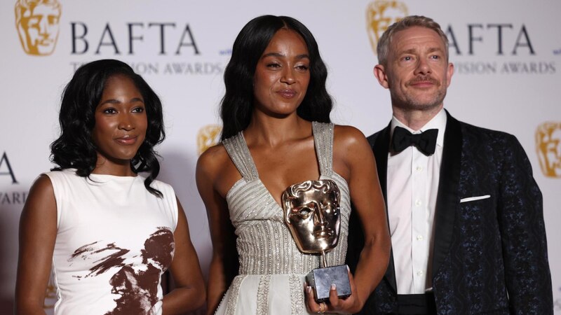 La actriz Michaela Coel con su premio BAFTA a la Mejor Actriz de Televisión por su papel en la serie "I May Destroy You".