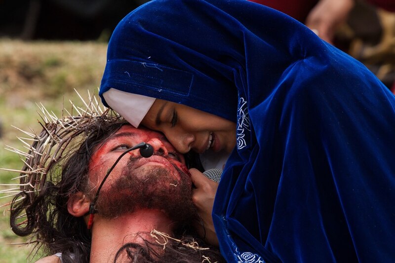 La Virgen María consuela a Jesús
