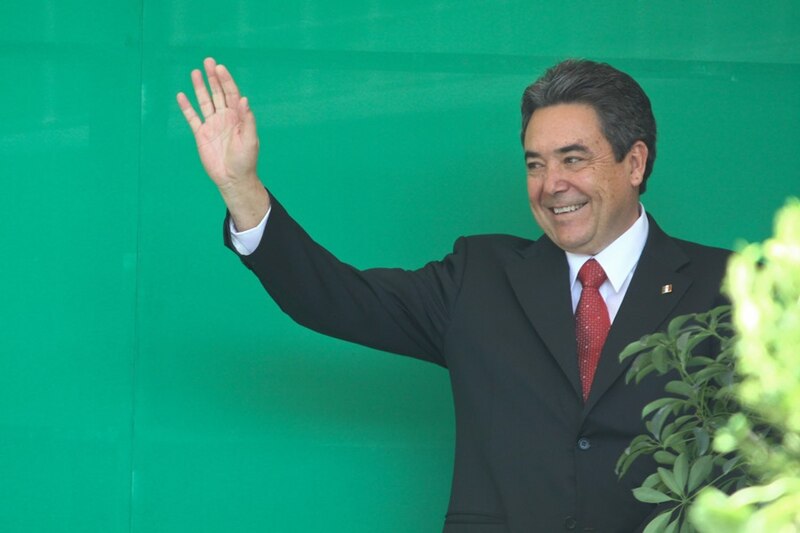 El presidente electo saluda a sus seguidores