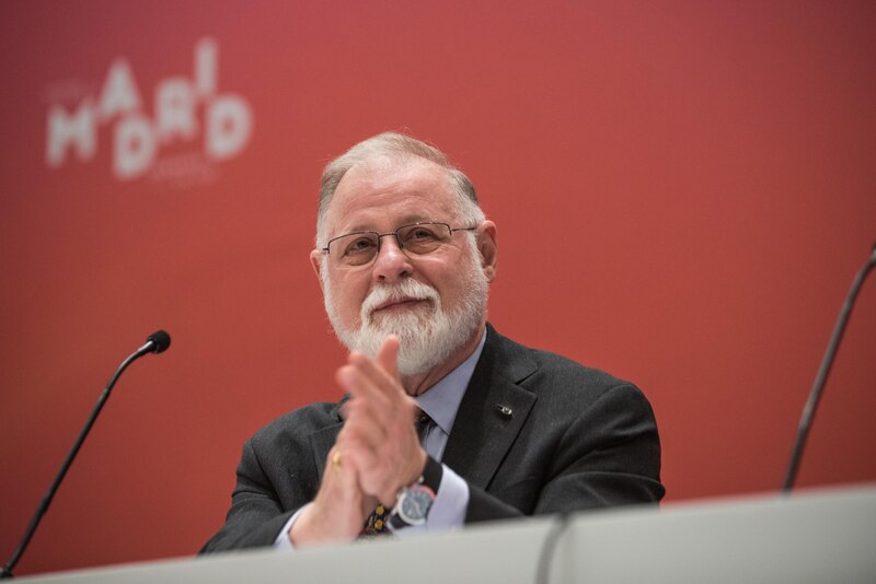 El líder del partido político alemán Die Linke, Bernd Riexinger, aplaude durante un discurso.