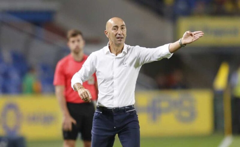 El entrenador del Villarreal, Unai Emery, da instrucciones a sus jugadores durante un partido.