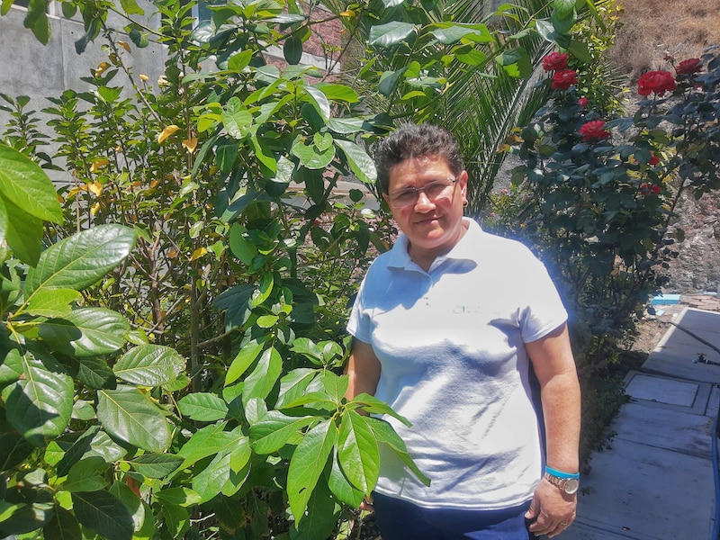 Mujer en un jardín