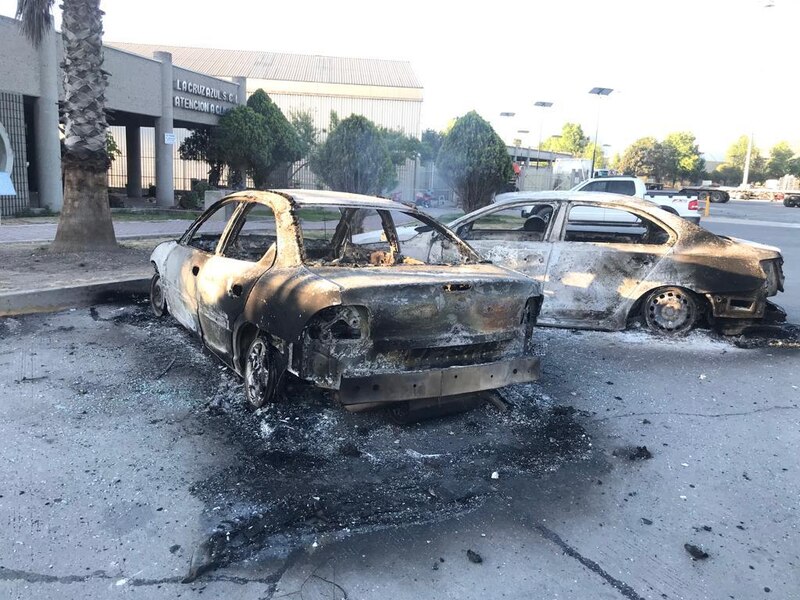 Autos quemados en estacionamiento
