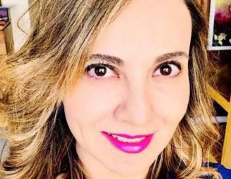 Mujer sonriente con pelo rubio y largo