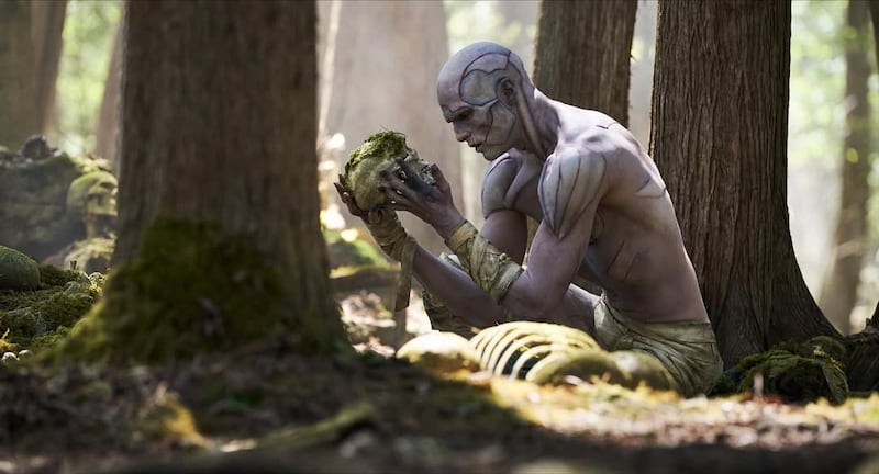 Jacob Elordi como Adán Frankenstein.