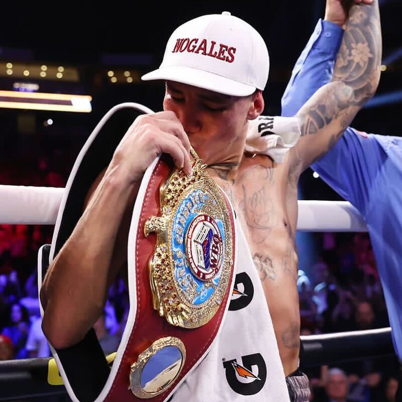 El boxeador mexicano Juan Francisco "Gallo" Estrada celebra su victoria.