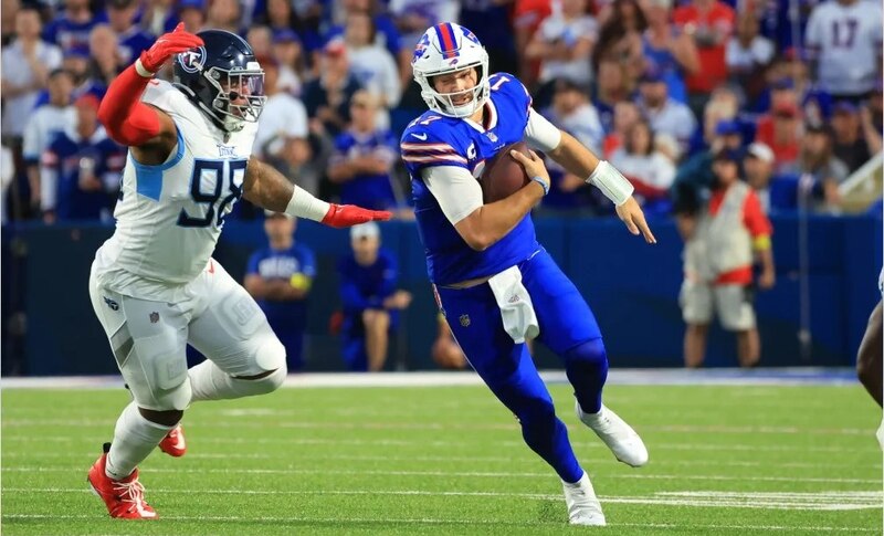 El quarterback de los Bills, Josh Allen, corre por el balón contra los Titans