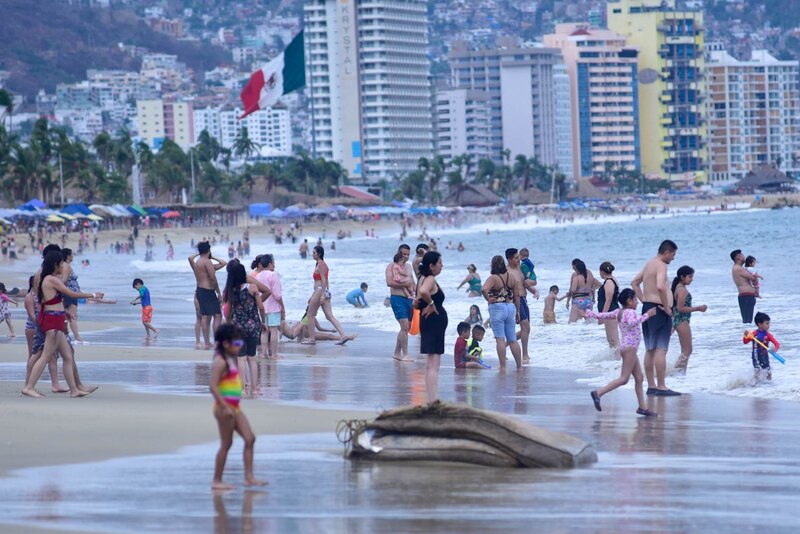 Playa llena de gente
