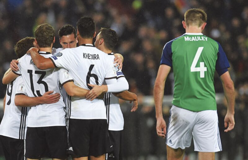 La alegría de los jugadores alemanes contrasta con la tristeza del jugador irlandés