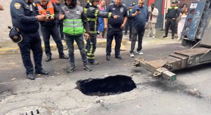 Socavón en la colonia Vista Alegre, en la alcaldía Cuauhtémoc
