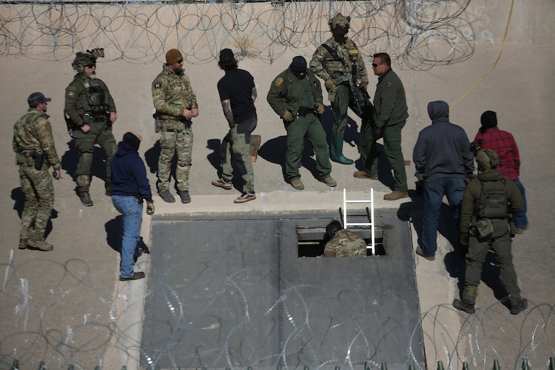 Agentes de México y EE.UU. resguardan la entrada de un túnel clandestino en la frontera de Ciudad Juárez y El Paso