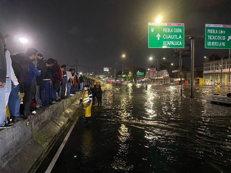 Sin servicio de Peñón Viejo a La Paz por inundaciones