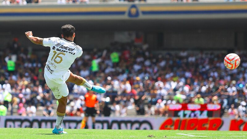 Jugador de fútbol dispara el balón