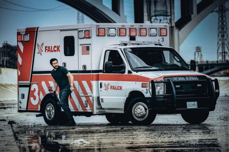 Un hombre se apoya en una ambulancia