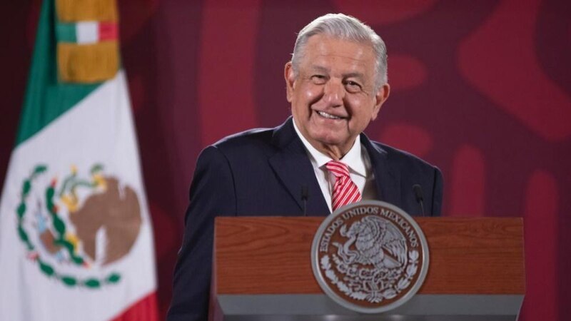 El presidente Andrés Manuel López Obrador sonríe durante una conferencia de prensa.