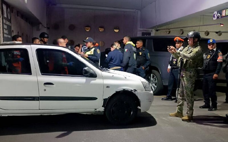 Policía detiene a presuntos delincuentes en estacionamiento