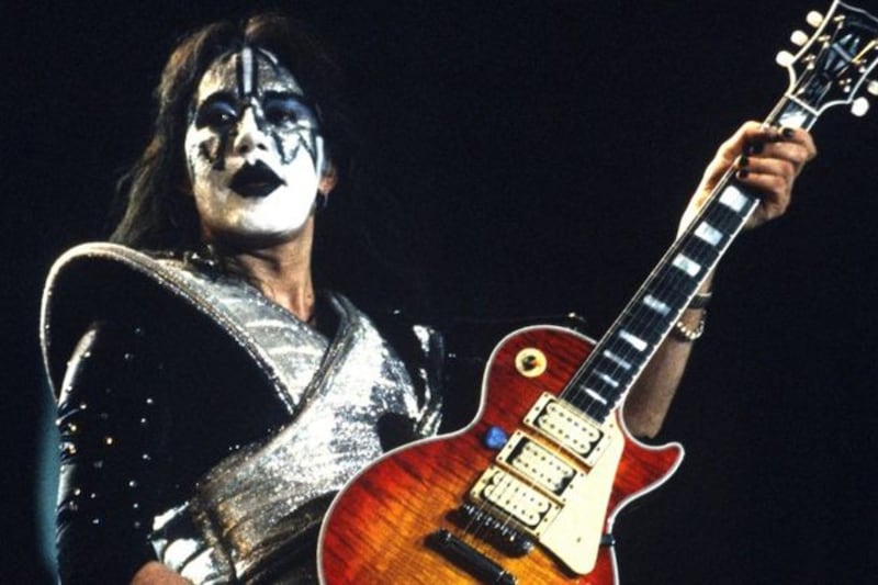 Uno de los miembros originales de KISS se encuentra en una situación delicada de salud, aunque algunos reportes lo han dado por muerto incorrectamente.
