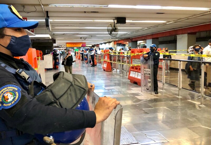 Un policía en una estación de metro.