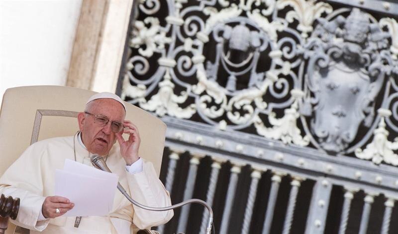 El Papa Francisco pronuncia un discurso ante una multitud en la Plaza de San Pedro.